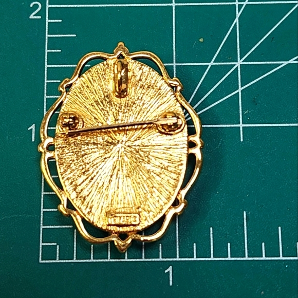 Crown Trifari Cameo Pendant or Brooch - Picture 5 of 8